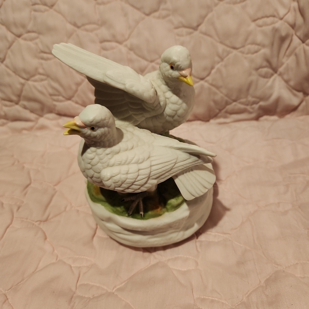 Maruho Japan Porcelain Doves Music Box Vintage 1980s